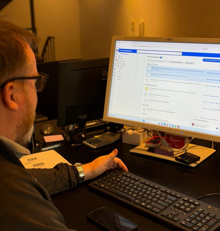 Digitaler Projektmappe auf einem PC in einem modernen Fliesenleger-Betrieb.